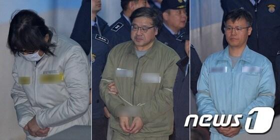 본문 이미지 - 국정농단 사건의 첫 공판기일인 5일 서울 서초구 서울중앙지법에 도착한 최순실 씨와 안종범 전 청와대 정책조정수석, 정호성 전 청와대 부속비서관(왼쪽부터)이 법정으로 들어서고 있다. 2017.1.5/뉴스1 ⓒ News1 박지혜 기자