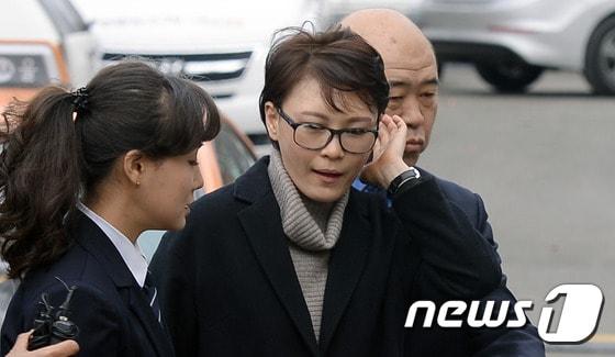 본문 이미지 - 윤전추 청와대 행정관이 5일 오후 서울 종로구 헌법재판소 대심판정에서 열린 박근혜 대통령 탄핵심판 2회 변론기일에 증인으로 출석하고 있다.2017.1.5/뉴스1 ⓒ News1 김명섭 기자