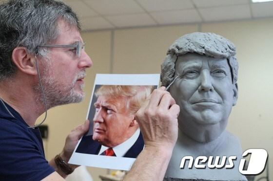 본문 이미지 - 도널드 트럼프 밀랍인형 제작 장면ⓒ News1