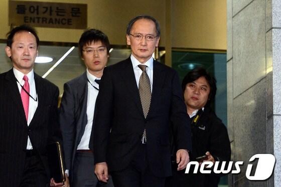 본문 이미지 - 윤병세 외교부 장관이 주한 일본대사를 초치한 6일 오후 나가미네 야스마사(長嶺安政) 주한 일본대사가 윤 장관과 면담을 마친뒤 서울 도렴동 외교부청사를 나서고 있다. 윤 장관은 이날 일본 정부가 주부산일본총영사 앞에 설치된 소녀상에 대한 반발로 초강수 대응조치를 발표한 것에 대해 항의하고 유감의 뜻을 전달했다.2017.1.6/뉴스1 ⓒ News1 이광호 기자