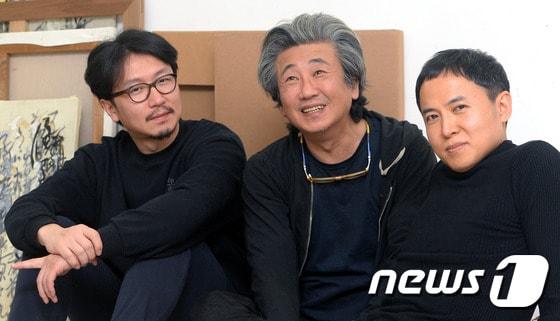 본문 이미지 - 2017 베니스비엔날레 한국관 작가 이완, 코디최와 이대형 한국관 예술감독(왼쪽부터)이 6일 서울 성북구 코디최 자택에서 뉴스1과 인터뷰 하고 있다. 2017.1.6/뉴스1 ⓒ News1 황기선 기자