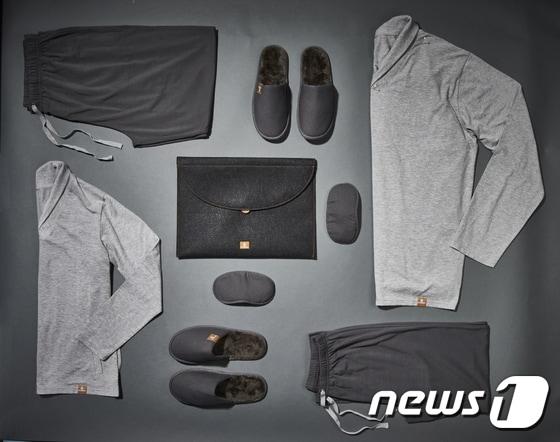 본문 이미지 - 세계 최초로 선보이는 비행용 보습 라운지웨어.(이미지제공=에미레이트 항공)ⓒ News1