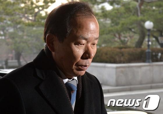 본문 이미지 - 박근혜 대통령의 탄핵소추의결서가 헌재에 접수된지 한 달이 지난 9일 오전 김이수 헌법재판관이 서울 종로구 헌법재판소로 출근하고 있다. 2017.1.9/뉴스1 ⓒ News1 구윤성 기자