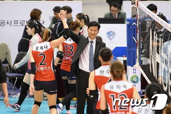 본문 이미지 - 서남원 감독이 8일 대전충무체육관에서 열린 흥국생명과의 경기에서 승리를 거둔 뒤 알레나와 하이파이브를 하고 있다. (한국배구연맹 제공). ⓒ News1