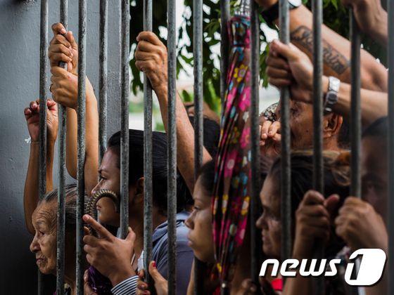 본문 이미지 - 8일(현지시간) 브라질 아마조나스 주 마나우스의 한 교도소에서 폭동이 일어나 최소 4명이 사망했다. 사진은 폭동이 진압된 후 소식을 기다리는 재소자들의 가족들. ⓒ AFP=뉴스1