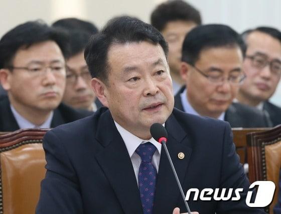 본문 이미지 - 김대년 중앙선거관리위원회 사무총장이 9일 국회에서 안전행정위 전체회의에서 답변하고 있다. 2017.1.9/뉴스1 ⓒ News1 송원영 기자