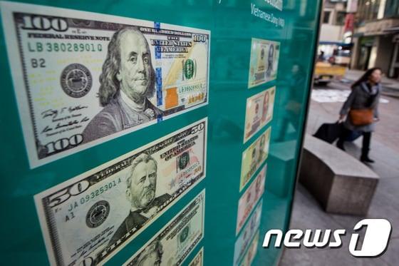 본문 이미지 - 서울 중구 KEB하나은행 화폐박물관에 미국 달러화를 비롯한 각국 화폐들이 전시돼 있다. (자료사진) 2017.1.9/뉴스1 ⓒ News1 유승관 기자