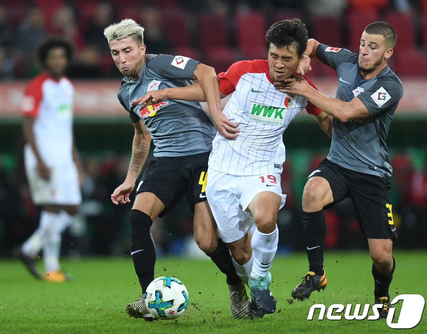 본문 이미지 - 아우크스부르크의 미드필더 구자철(가운데) ⓒ AFP=News1