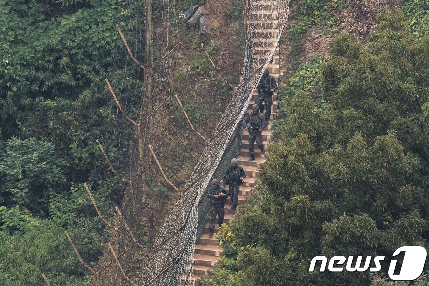 경기 파주 접경지역 철책에서 군 장병들이 수색 작전을 하고 있다. 2017.10.1/뉴스1 ⓒ News1 성동훈 기자