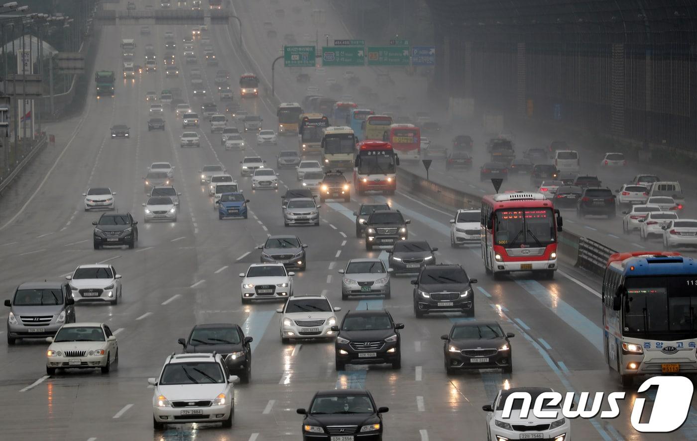 본문 이미지 - 추석연휴 둘째날인 1일 오후 경기도 성남시 분당구 궁내동 경부선 서울요금소에서 귀성차량들이 비가 내리는 고속도로를 달리고 있다. (뉴스1 DB)2017.10.1/뉴스1 ⓒ News1 김명섭 기자
