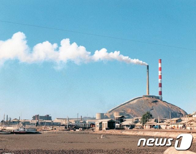 본문 이미지 - 사진은 장항제련소 가동 당시 모습. (기후에너지환경부 제공) / ⓒ 뉴스1