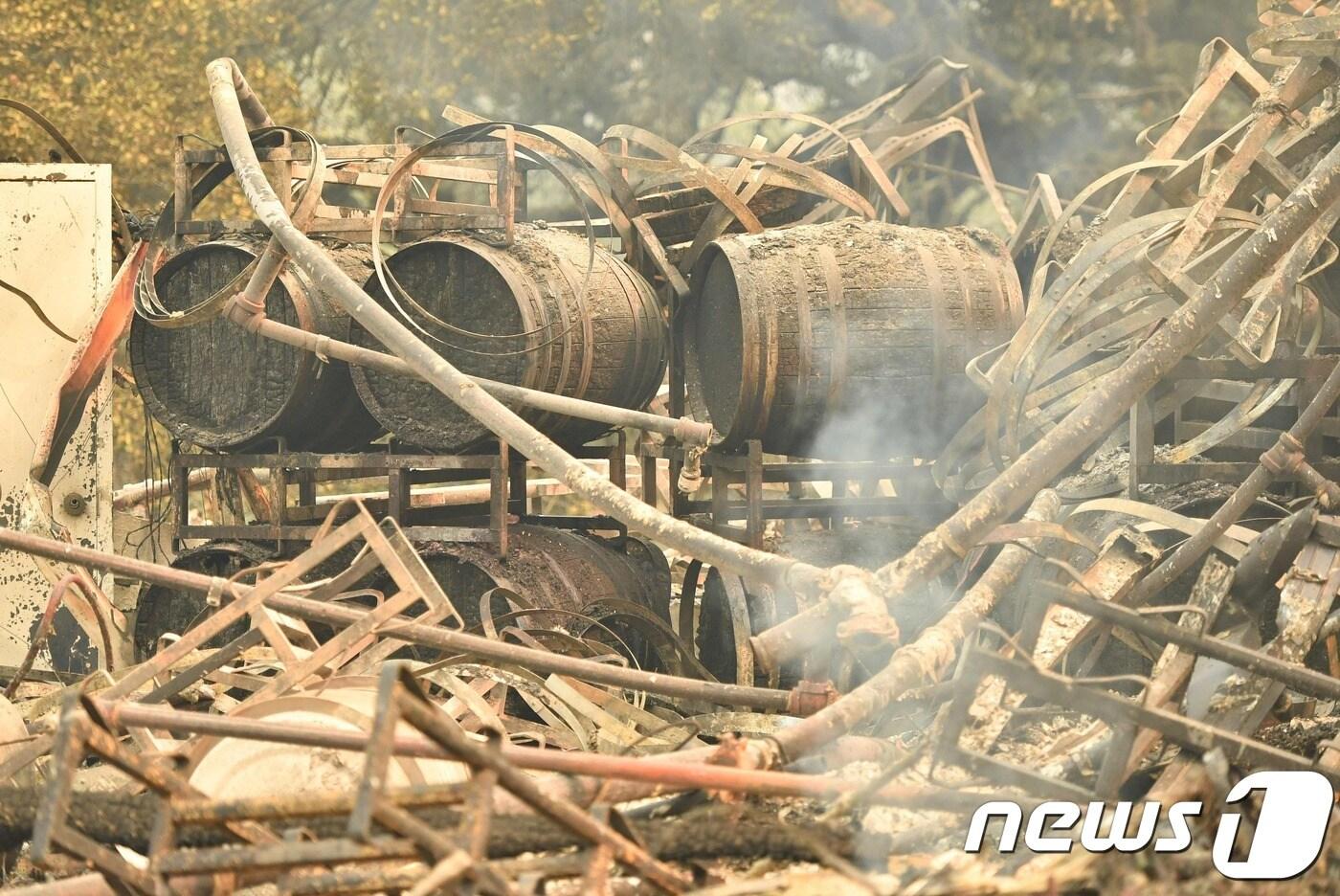 본문 이미지 - 화재로 전소된 미국 캘리포니아주 산타로사의 양조장. ⓒ AFP=뉴스1
