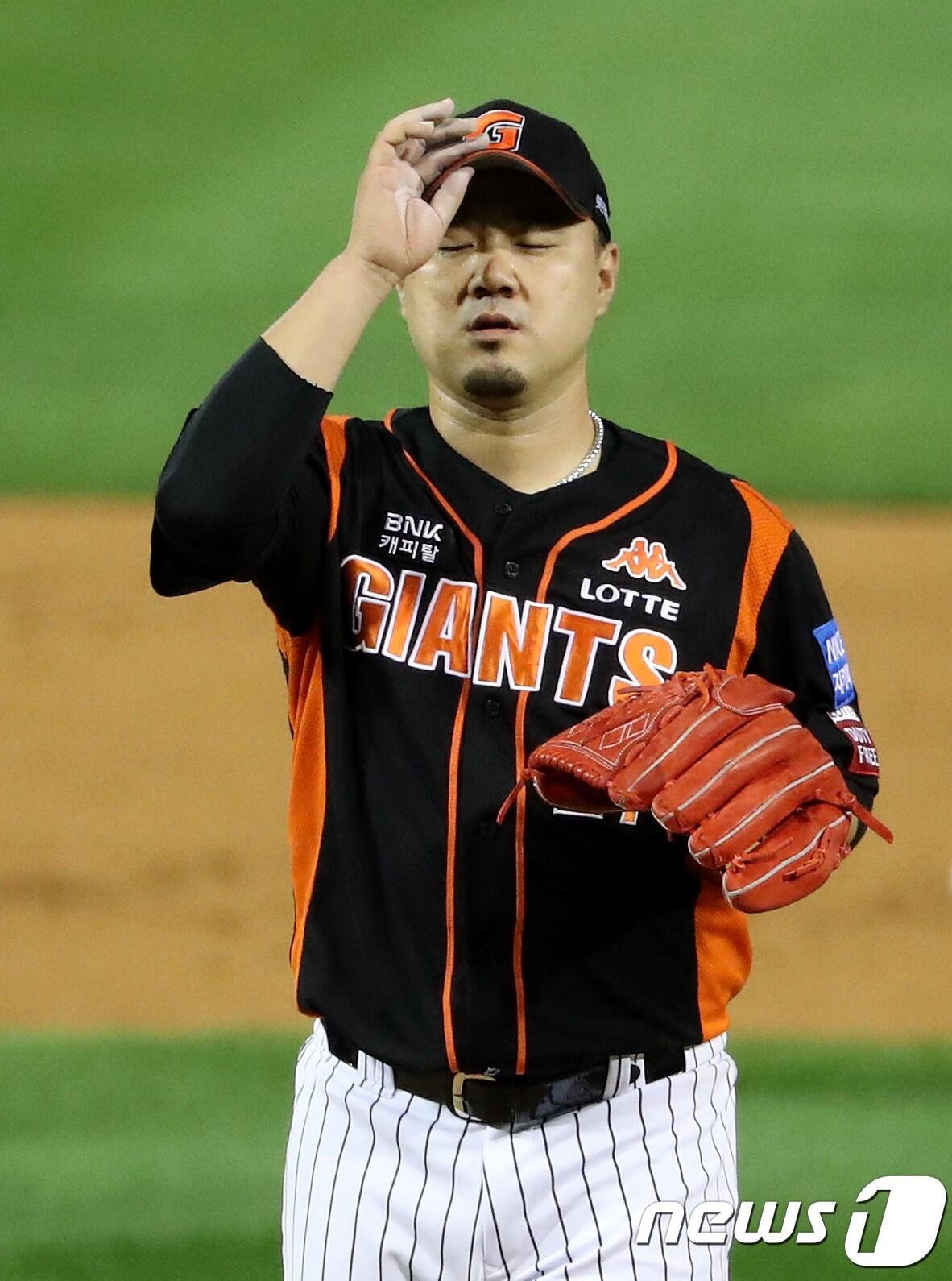 본문 이미지 - 11일 오후 경남 창원 마산야구장에서 열린 프로야구 '2017 KBO 포스트시즌 준플레이오프' 3차전 롯데자이언츠와 NC다이노스의 경기 1회말 NC 공격 롯데 선발투수 송승준이 2사 주자 1,2루 상황 NC 권희동에게 1타점 적시타를 맞고 모자를 고쳐쓰고 있다.. 2017.10.11/뉴스1 ⓒ News1 이승배 기자