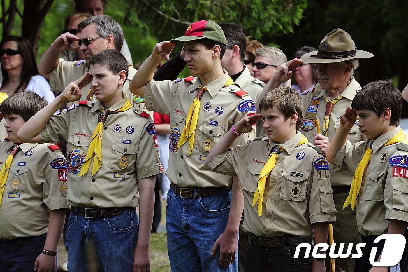 경례 중인 보이스카우트 단원들. (자료사진) ⓒ AFP=뉴스1