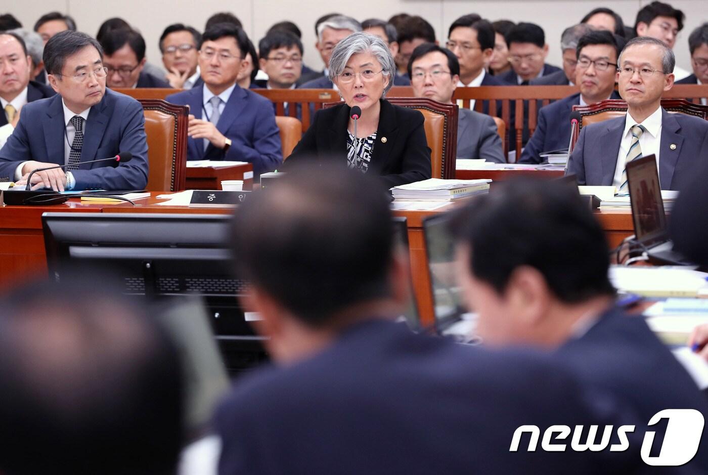 강경화 외교부 장관이 12일 오전 서울 여의도 국회에서 열린 외교통일위원회 국정감사에서 질의에 답하고 있다. 2017.10.12/뉴스1 ⓒ News1 박정호 기자