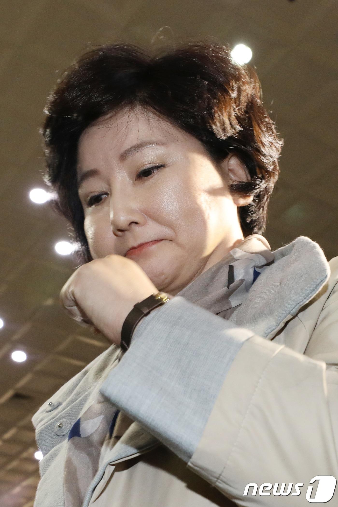 본문 이미지 - 가수 고 김광석의 부인 서해순씨가 12일 서울지방경찰청에 조사를 받기위해 출두하기 앞서 취재진의 질문에 답하고 있다. 서 씨는 고 김광석의 형으로부터 딸 서연양 죽음에 대한 의혹으로 고발됐다.2017.10.12/뉴스1 ⓒ News1 임세영 기자