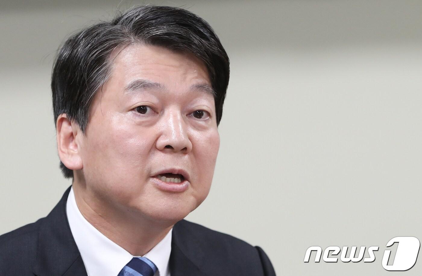 안철수 국민의당 대표가 12일 서울 여의도 국회 의원회관에서 열린 '성평등 헌법을 위한 릴레이 토론회'에서 축사를 하고 있다. 2017.10.12/뉴스1 ⓒ News1 허경 기자