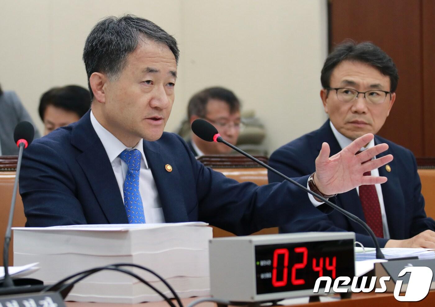 박능후 보건복지부 장관이 서울 여의도 국회에서 열린 보건복지위원회 국정감사에서 의원 질의에 답하고 있다. /뉴스1 ⓒ News1 이동원 기자