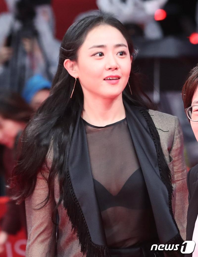 본문 이미지 - 배우 문근영이 12일 오후 부산 해운대 영화의 전당에서 열린 제22회 부산국제영화제 개막식 레드카펫 행사에 참석하고 있다. 2017.10.12/뉴스1 ⓒ News1 권현진 기자