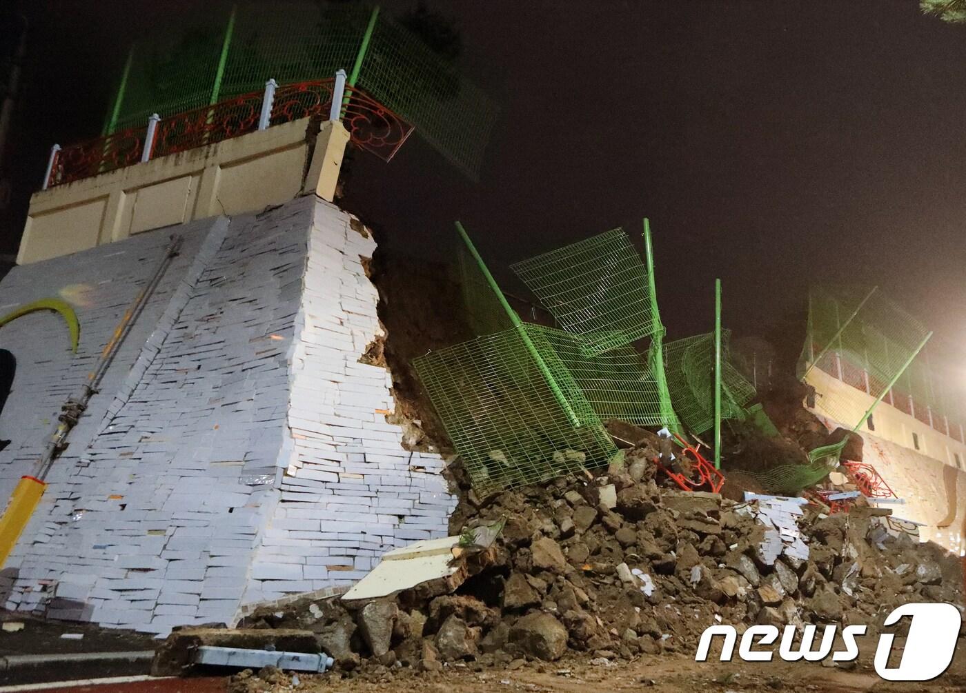 본문 이미지 - 12일 오후 8시20분쯤 경북 안동시 동부길에서 한 초등학교의 축대가 붕괴되는 사고가 발생해 안동시와 건설업체 관계자 등이 긴급 복구 작업에 나서고 있다. 2017.10.12/뉴스1 ⓒ News1 피재윤 기자