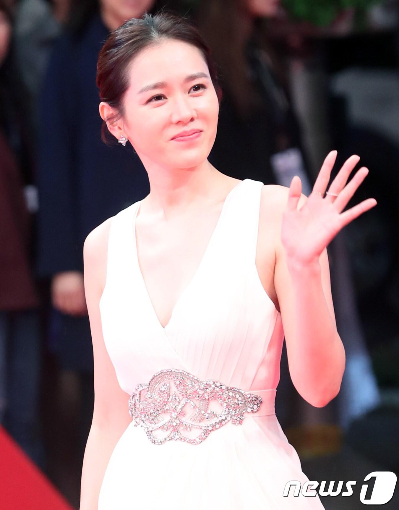 본문 이미지 - 배우 손예진이 12일 오후 부산 해운대 영화의 전당에서 열린 제22회 부산국제영화제 개막식 레드카펫 행사에 참석하고 있다. 2017.10.12/뉴스1 ⓒ News1 권현진 기자