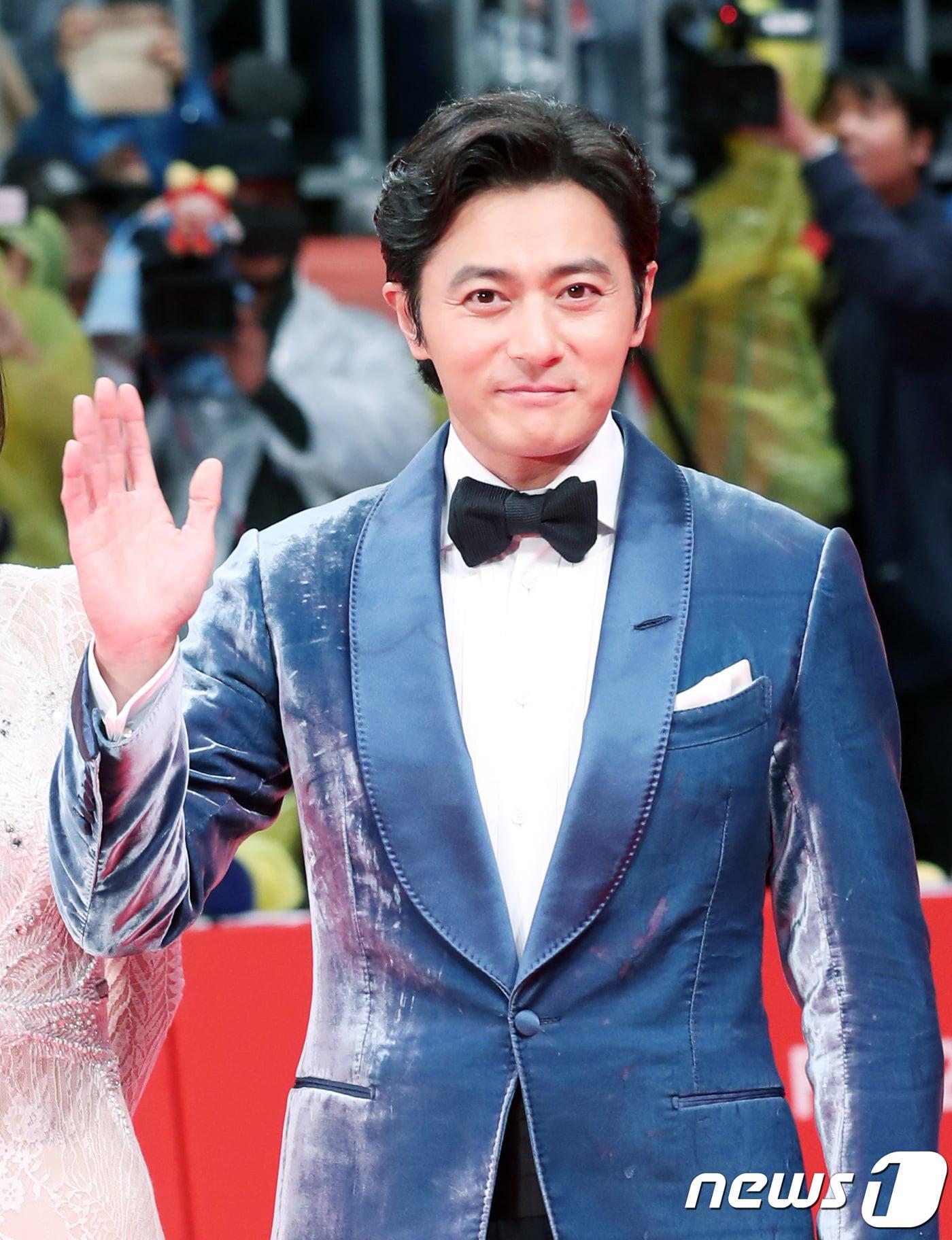 본문 이미지 - 배우 장동건이 12일 오후 부산 해운대 영화의 전당에서 열린 제22회 부산국제영화제 개막식 레드카펫 행사에 참석해 포즈를 취하고 있다. 2017.10.12/뉴스1 ⓒ News1 권현진 기자