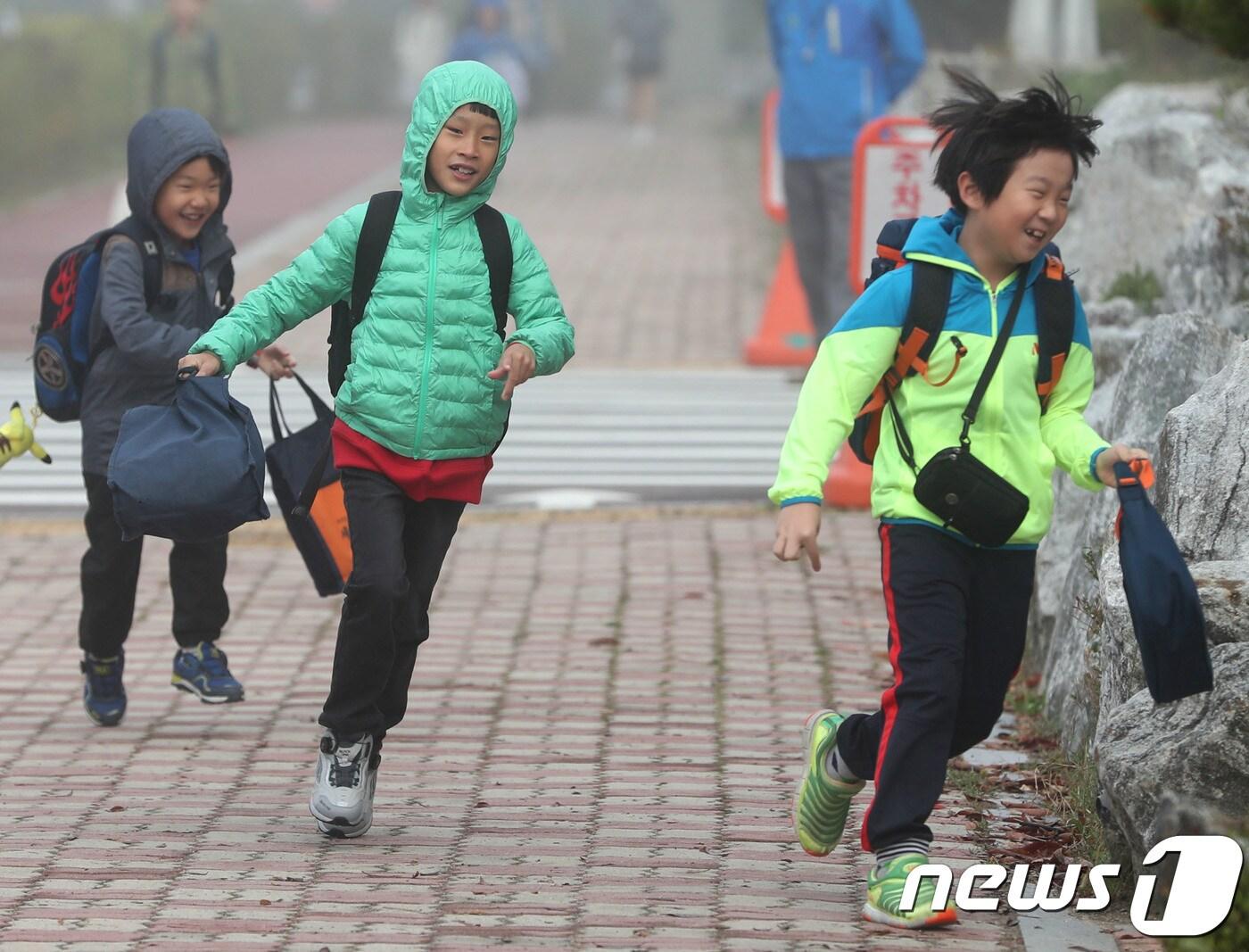 본문 이미지 - 13일 오전 충남 한 초등학교  앞에서 학생들이 두꺼운 외투를 입고 등교를 하고 있다. 2017.10.13/뉴스1 ⓒ News1 주기철 기자