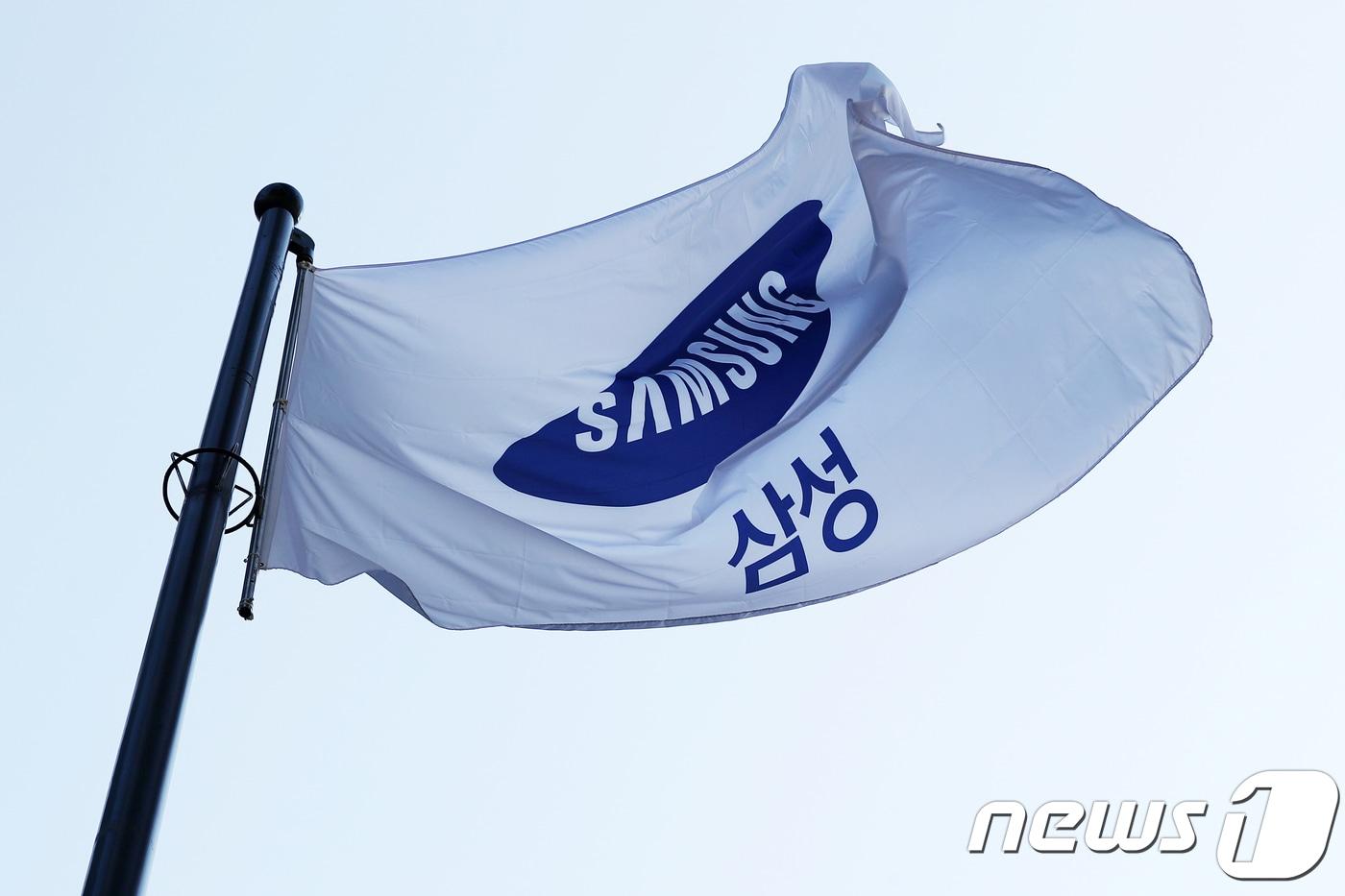 본문 이미지 - 서울 삼성전자 서초사옥 게양대에서 걸린 삼성 깃발이 펄럭이는 모습/뉴스1 ⓒ News1 민경석 기자