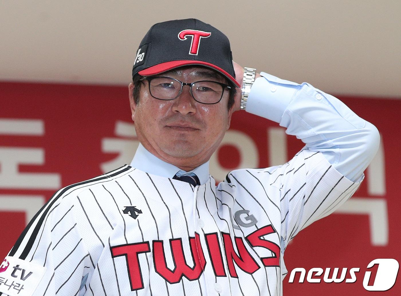 본문 이미지 - 류중일 신임 LG 트윈스 감독이 13일 오후 서울 잠실야구장에서 열린 본인의 취임식에서 유니폼을 입고 있다. 류 감독은 계약기간 3년에 총액 21억원(계약금 6억원·연봉 5억원)으로 국내 감독 최고 대우를 받는다. 2017.10.13/뉴스1 ⓒ News1 신웅수 기자