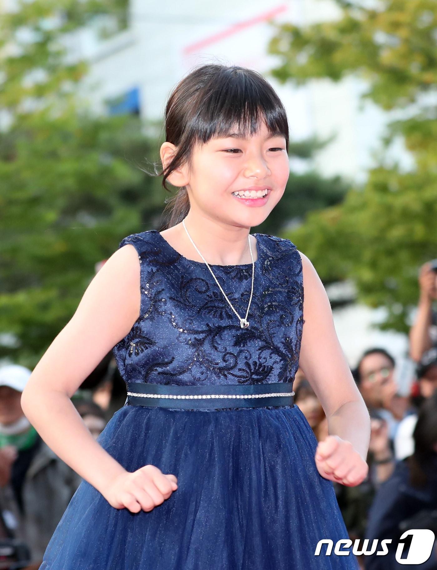 본문 이미지 - 아역배우 김수안이 13일 오후 부산 벡스코 오디트리움에서 열린 ‘부일 영화상’ 레드카펫 행사에 참석하고 있다. 2017.10.13./뉴스1 ⓒ News1 권현진 기자