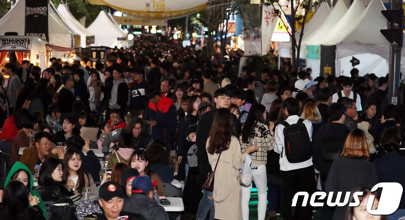 본문 이미지 - 2017년 10월 신촌 연세로에서 열린 제3회 신촌맥주축제에서 많은 시민들이 가을밤을 즐기고 있는 모습이다. ⓒ News1 김명섭 기자ⓒ News1 김명섭 기자