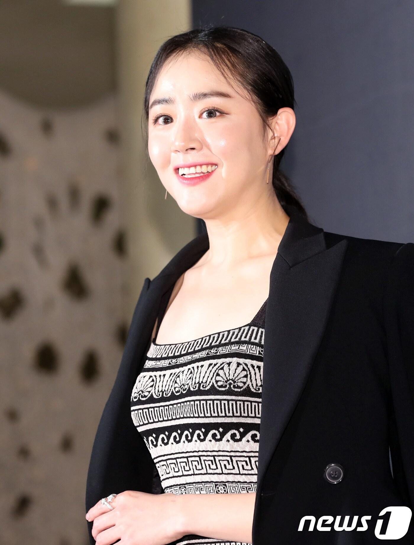 본문 이미지 - 배우 문근영이 13일 오후 부산 그랜드호텔에서 부산영화제(BIFF) 일환으로 열린 마리끌레르 ‘아시아 스타 어워즈 2017’ 레드카펫 행사에 참석해 포즈를 취하고 있다. 2017.10.13./뉴스1 ⓒ News1 권현진 기자