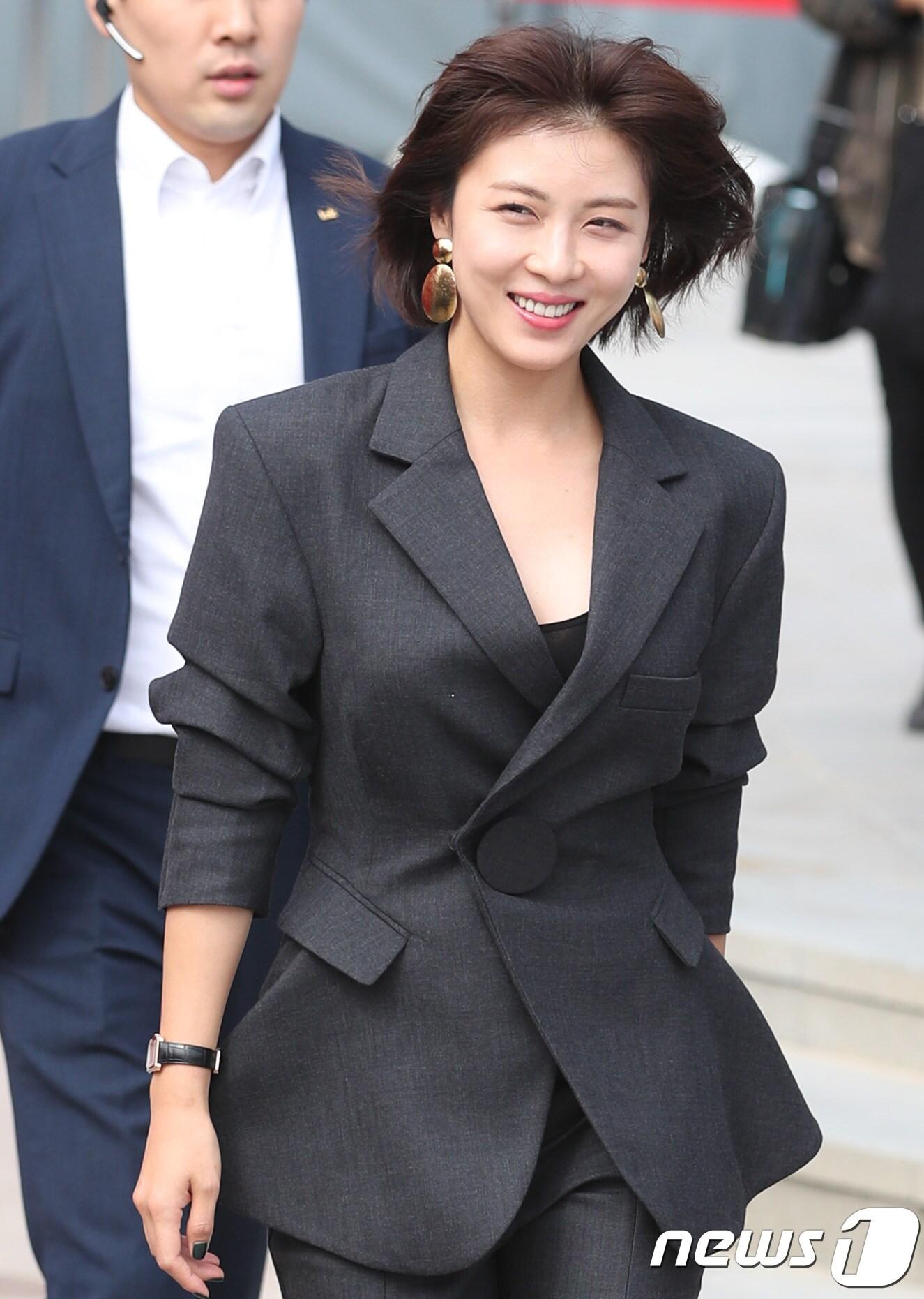 본문 이미지 - 배우 하지원이 14일 오후 부산광역시 해운대 비프빌리지에서 열린 영화 ‘맨헌트’ 야외 무대인사에 참석하고 있다. 2017.10.14./뉴스1 ⓒ News1 권현진 기자