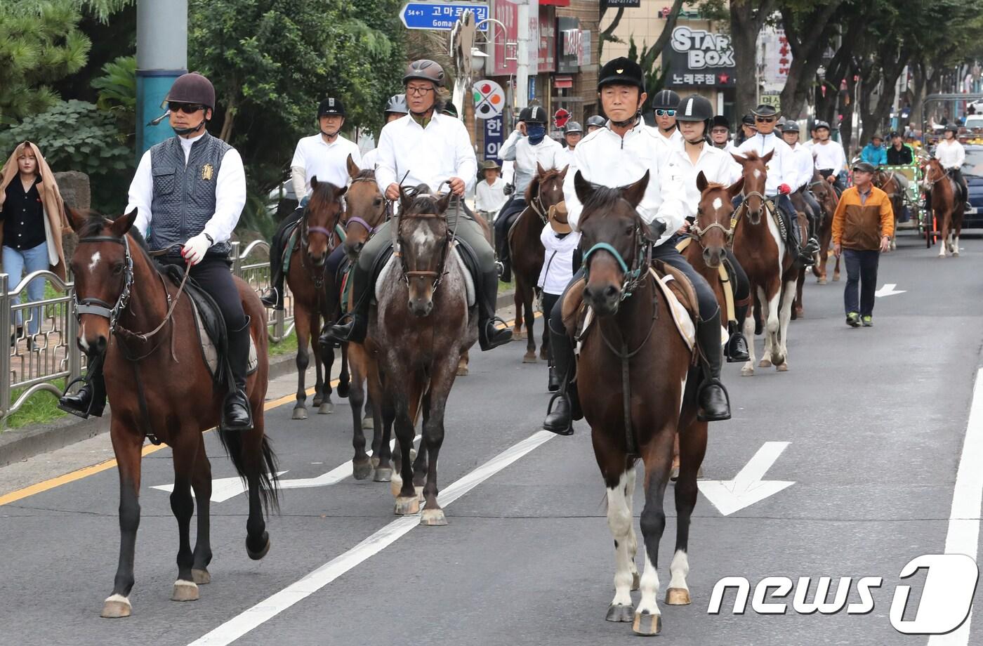 &#39;제4회 고마로 마&#40;馬&#41;문화축제&#39;에서 펼쳐진 말 퍼레이드.2017.10.14/뉴스1 ⓒ News1