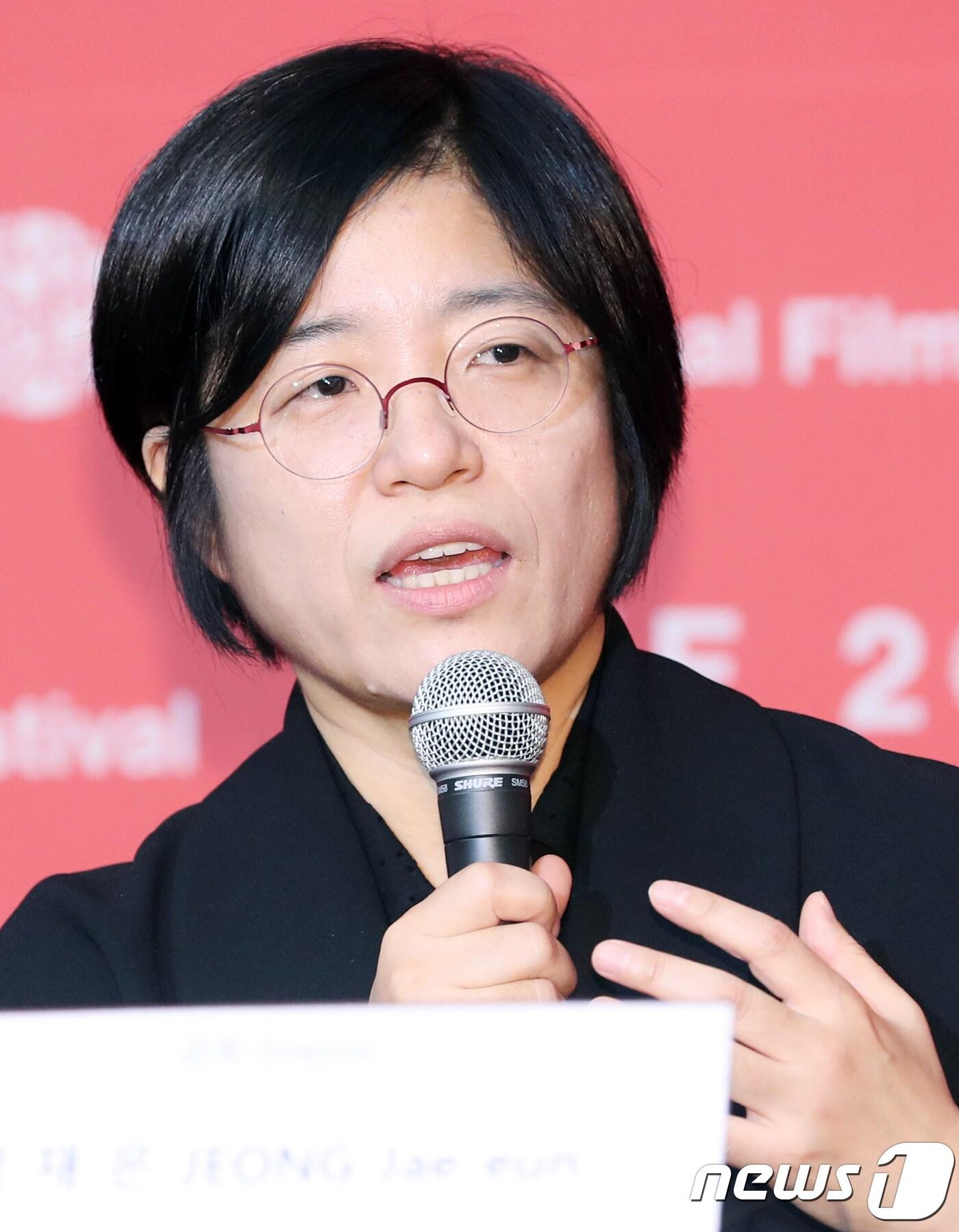 본문 이미지 - 정재은 감독이 14일 오후 부산광역시 해운대구 우동 영호의 전당 두레라움홀에서 열린 '제22회 부산국제영화제' 영화 '나비잠' 기자간담회에 참석해 취재진 질문에 답하고 있다. 2017.10.14./뉴스1 ⓒ News1 권현진 기자