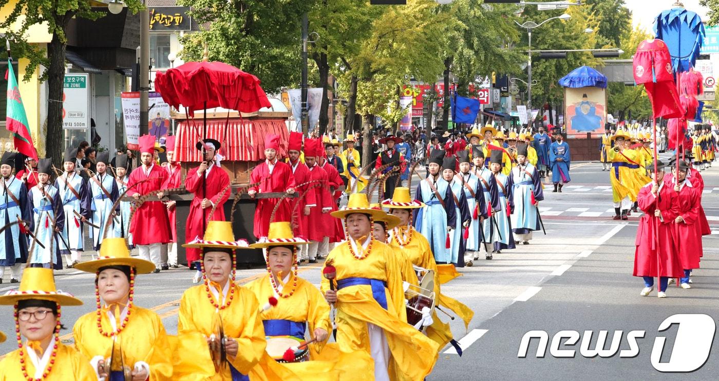 2017 태조어진 봉안의례가 열린 14일 오후 전북 전주시 팔달로에서 태조 어진과 행렬이 봉안 장소인 경기전으로 이동하고 있다. 태조어진 봉안의례는 1688년(숙종 14년)에 서울 영희전의 태조어진을 새로 모사하기 위해 경기전의 태조어진을 서울로 모셔갔다가 다시 전주 경기전으로 모셔오는 과정을 고증을 통해 재현한 행사이다2017.10.14/뉴스1 ⓒ News1 문요한 기자