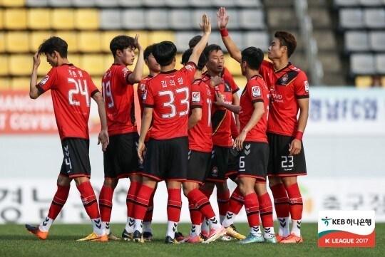 본문 이미지 - 경남FC 선수들이 14일 창원축구센터에서 열린 서울 이랜드FC와의 KEB하나은행 K리그 챌린지 2017 34라운드에서 득점 후 기뻐하고 있다. (한국프로축구연맹 제공) ⓒ News1