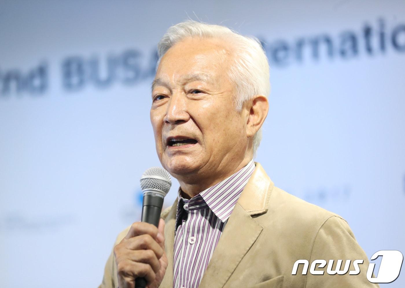 암 투병 중인 배우 신성일이 15일 오전 부산 영화의 전당 두레라움에서 '제22회 부산국제영화제' 일환으로 열린 기자회견에 참석해 취재진 질문에 답하고 있다. 2017.10.15./뉴스1 ⓒ News1 권현진 기자