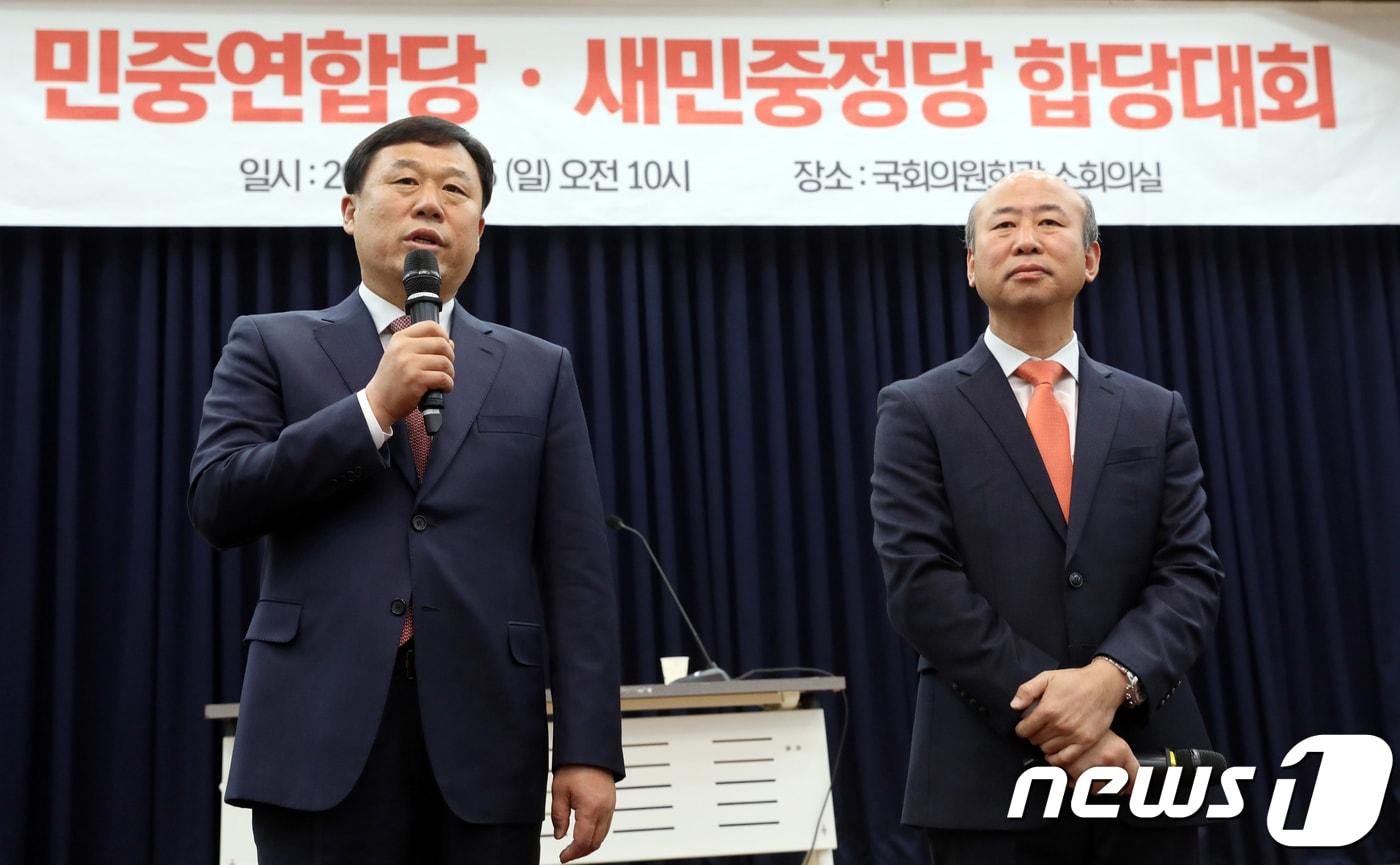 본문 이미지 - 김종훈 새민중정당 상임대표가 15일 오전 서울 여의도 국회의원회관에서 열린 민중연합당·새민중정당 신설 합당을 위한 수임기관 합동회의에서 인사말을 하고 있다. 오른쪽은 김창한 민중연합당 상임대표.2017.10.15/뉴스1 ⓒ News1 안은나 기자