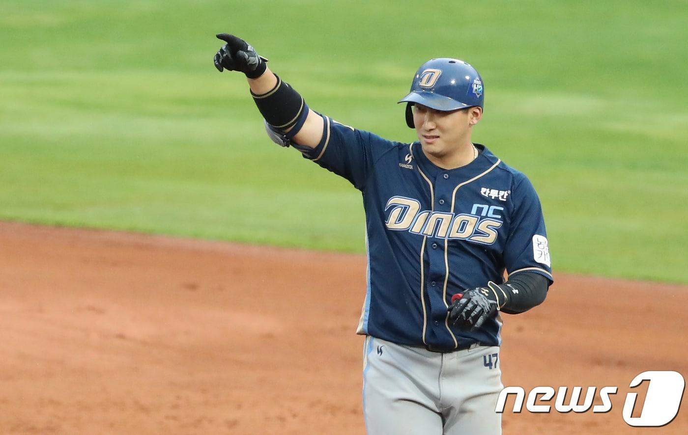 본문 이미지 - 15일 오후 부산 사직야구장에서 열린 프로야구 '2017 KBO 포스트시즌 준플레이오프' 5차전 롯데자이언츠와 NC다이노스의 경기 5회초 NC 공격 2사 주자 만루 상황 나성범이 2타점 적시타를 치고 기뻐하고 있다. 2017.10.15/뉴스1 ⓒ News1 이승배 기자