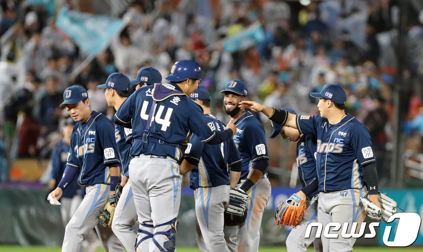 지난 15일 오후 부산 사직야구장에서 열린 프로야구 '2017 KBO 포스트시즌 준플레이오프' 5차전 롯데자이언츠와 NC다이노스의 경기에서 9:0으로 승리를 거둔 NC다이노스 선수들이 환호하고 있다. 2017.10.15/뉴스1 ⓒ News1 여주연 기자