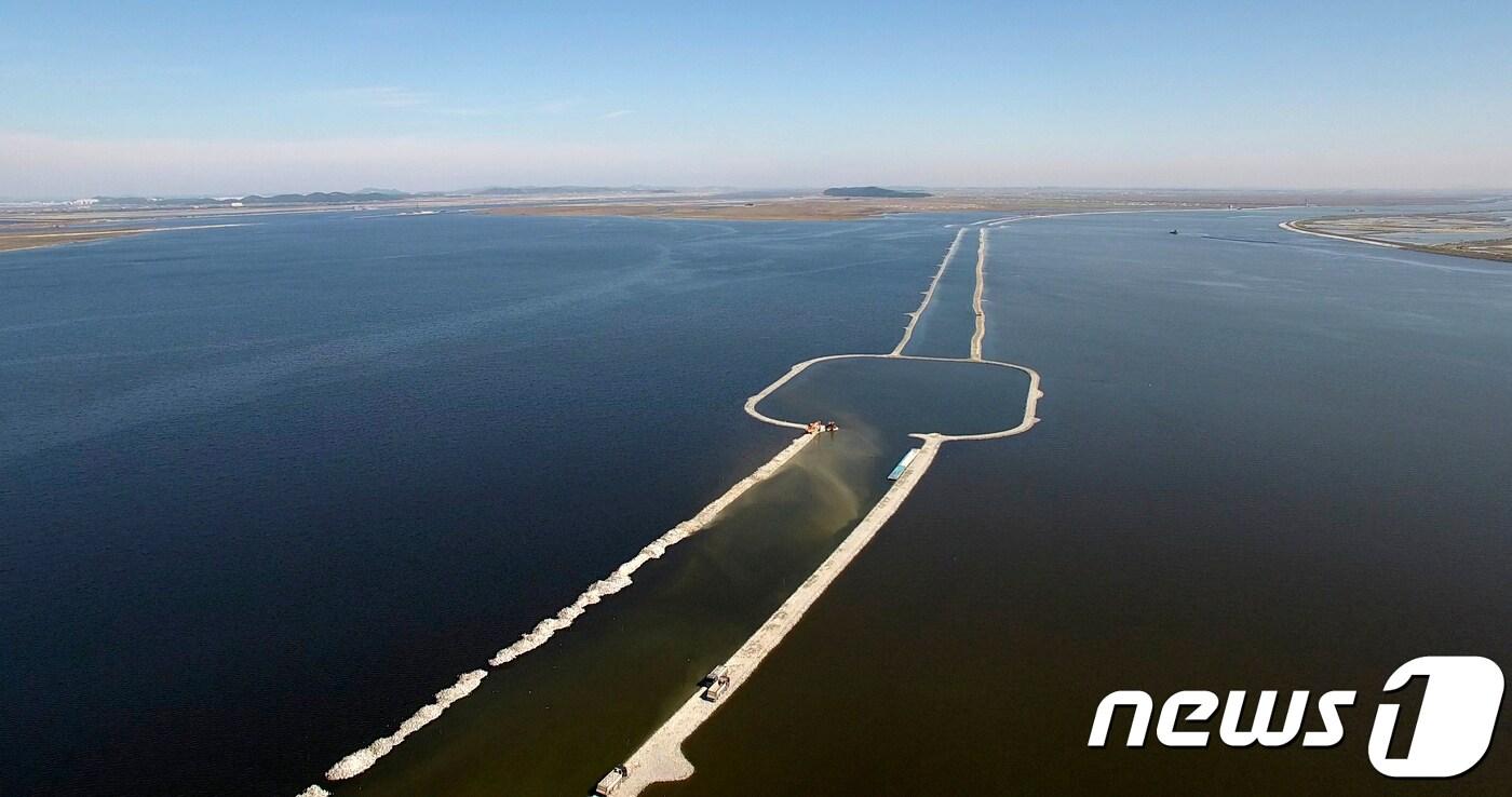 본문 이미지 - 전북 군산시 새만금 상공에서 바라본 동서2축 도로 건설현장이 바다 위로 길게 뻗어 있다. (전북사진기자단)2017.10.16/뉴스1 ⓒ News1 문요한 기자