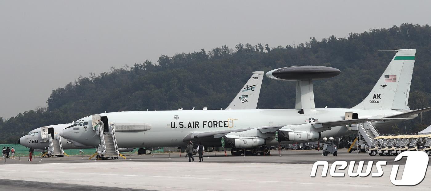 본문 이미지 - 경기도 성남시 서울공항에서 열린 '서울 국제 항공우주 및 방위산업 전시회 2017(서울 ADEX 2017)' 미디어데이에서 E-3 센트리 공중조기경보통제기가 전시되어 있다.  2017.10.16 ⓒ 뉴스1