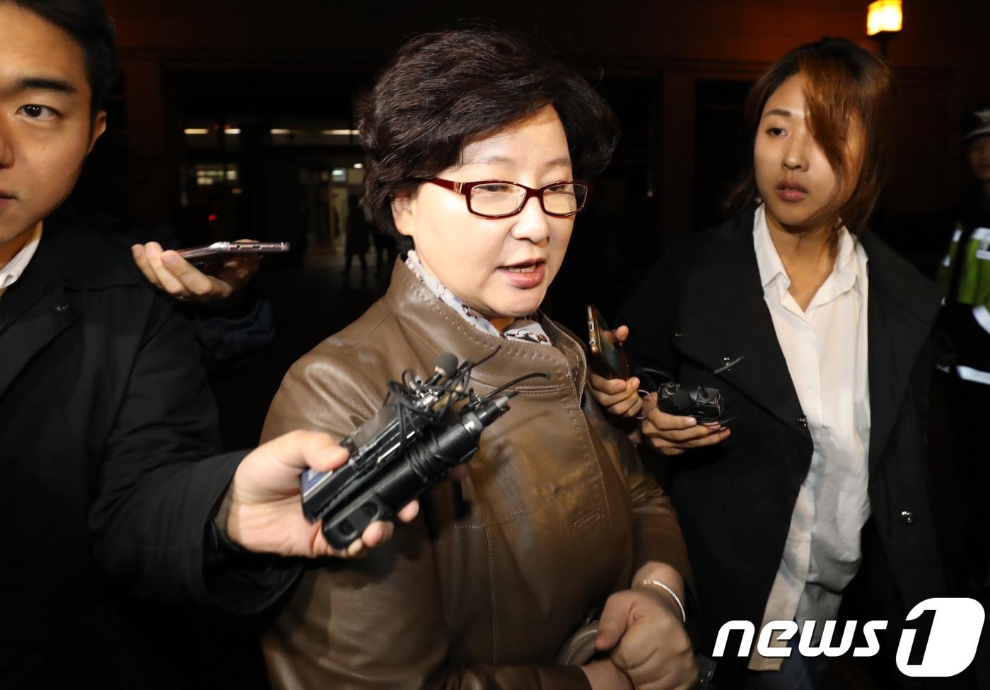 본문 이미지 - 가수 고 김광석씨의 부인 서해순 씨가 딸 서연양의 사망 의혹 사건과 관련해 조사를 마친 뒤 16일 오후 서울 종로구 서울지방경찰청을 나서고 있다. 2017.10.16/뉴스1 ⓒ News1 구윤성 기자