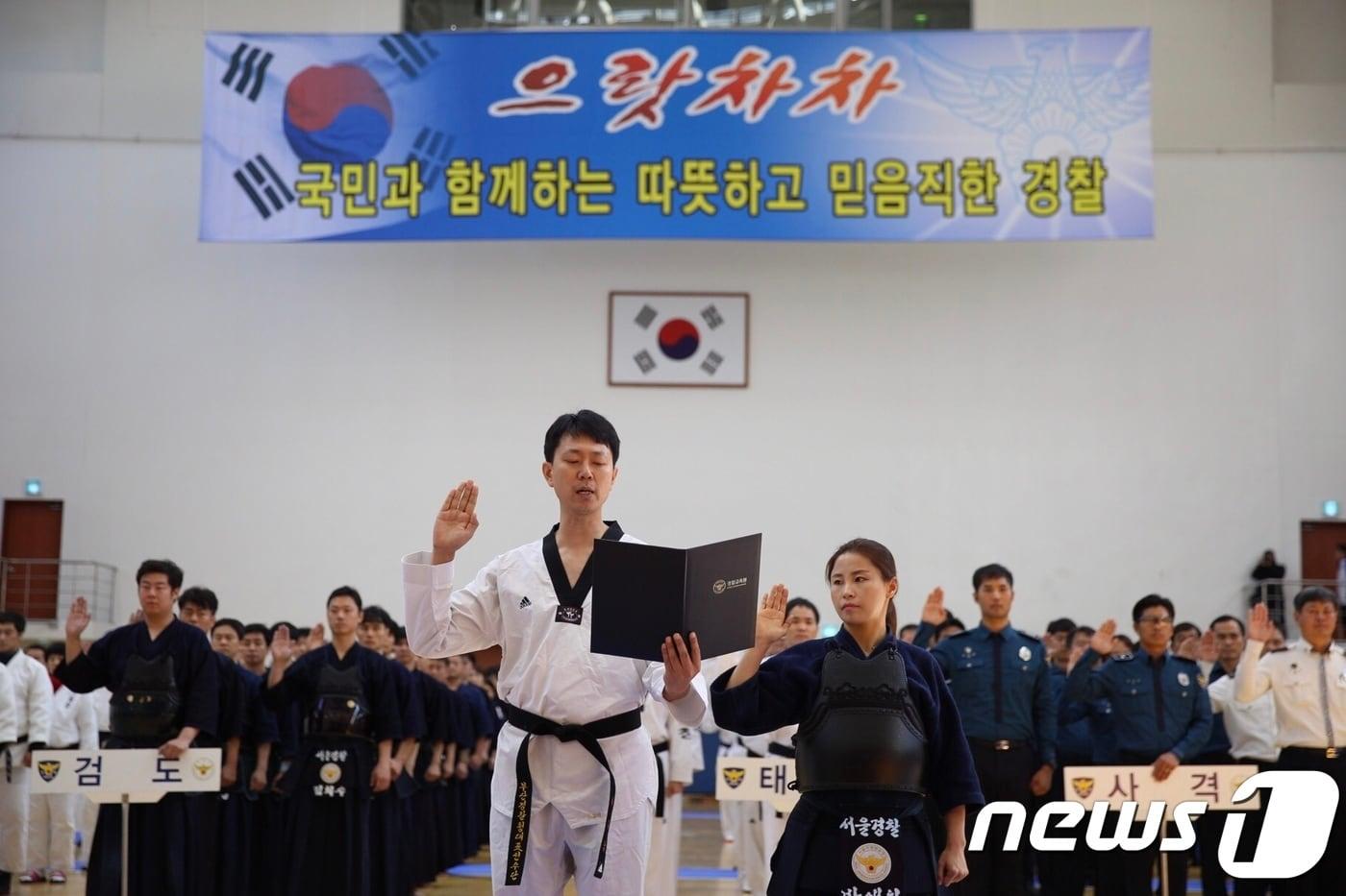 본문 이미지 - 지난 2017년 충남 아산 경찰교육원에서 열린 2017년 경찰청장기 일반인 검도대회 및 경찰관 무도·사격대회에서 선수단 대표들이 선서를 하고 있다. (경찰교육원 제공) 2017.10.17/뉴스1
