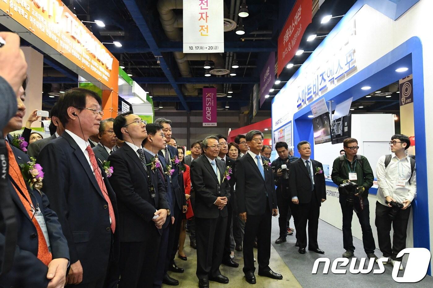 17일 서울 코엑스에서 열린 '스마트비즈엑스포'에 참가한 내빈들이 행사에 대한 설명을 듣고 있다.(삼성전자 제공)ⓒ News1