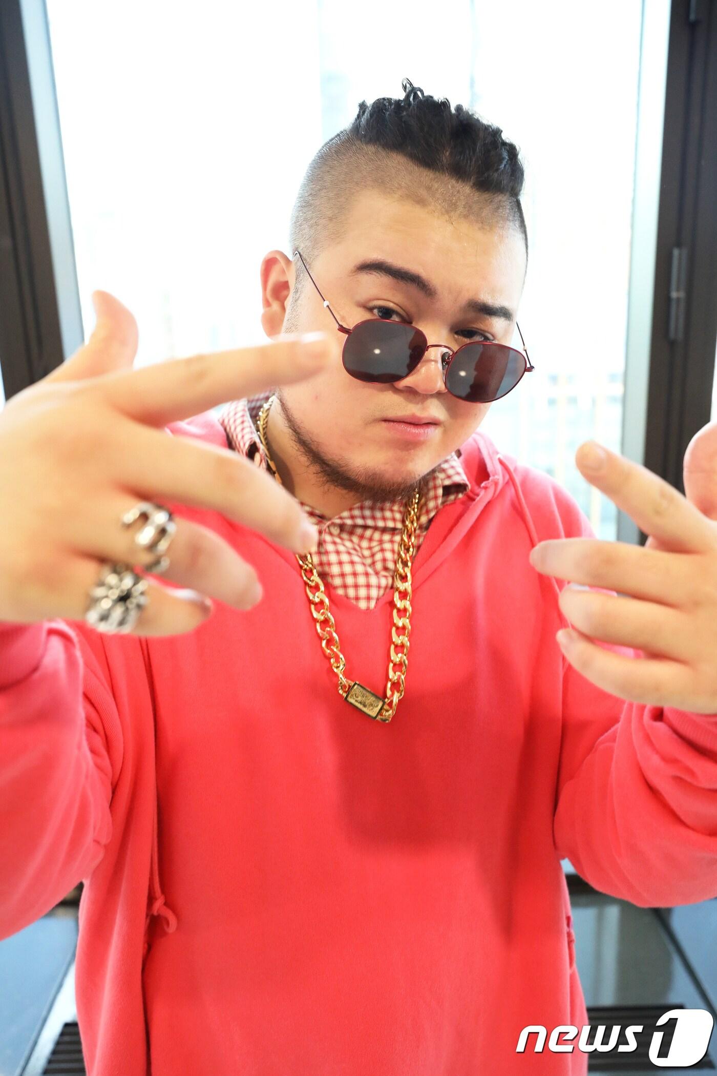 본문 이미지 - 래퍼 킬라그램이 뉴스1 본사를 찾아 인터뷰에 앞서 포즈를 취하고 있다. 2017.10.17/뉴스1 ⓒ News1 임세영 기자