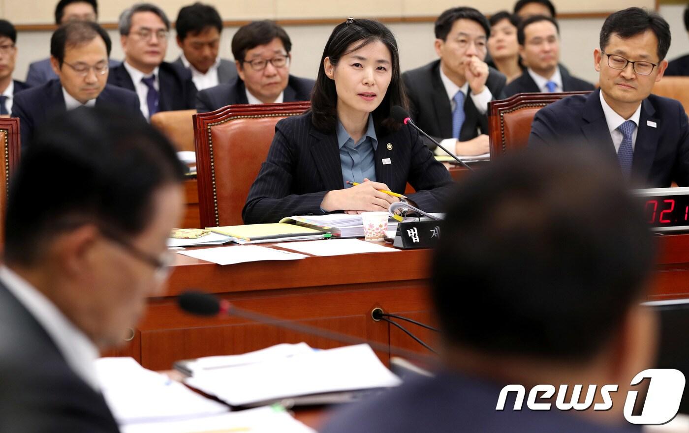 본문 이미지 - 김외숙 법제처장이 17일 서울 여의도 국회 법제사법위원회의 법제처에 대한 국정감사에서 의원들의 질의에 답하고 있다. 2017.10.17/뉴스1 ⓒ News1 박정호 기자