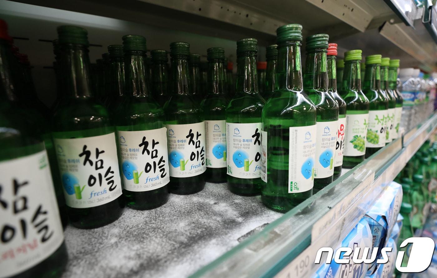 서울의 한 대형마트에 참이슬이 진열돼 있다.  /뉴스1 ⓒ News1 박지혜 기자