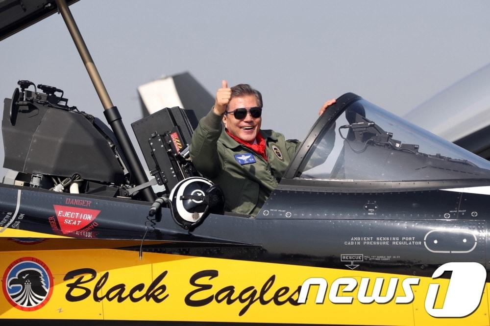 본문 이미지 - 문재인 대통령이 17일 오전 경기도 성남 서울공항에서 열린 '서울 국제항공우주 및 방위산업 전시회(서울 ADEX) 2017' 개막식에 참석해 블랙이글스 T-50 1호기에 올라 엄지손가락을 들어보이고 있다.(청와대)2017.10.18/뉴스1 ⓒ News1 이광호 기자